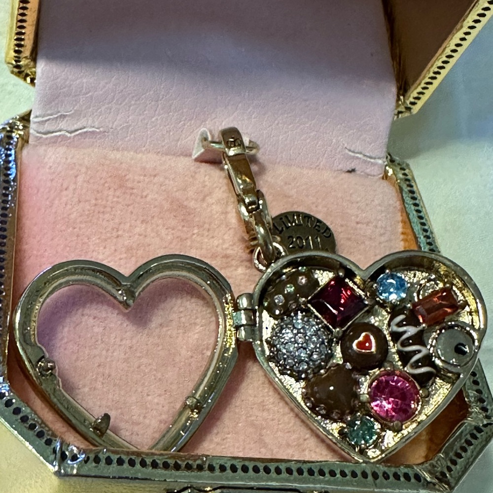 Juicy Couture 2009 Limited Edition Valentine Box of Chocolates Charm YJRU2672 - Picture 12 of 15